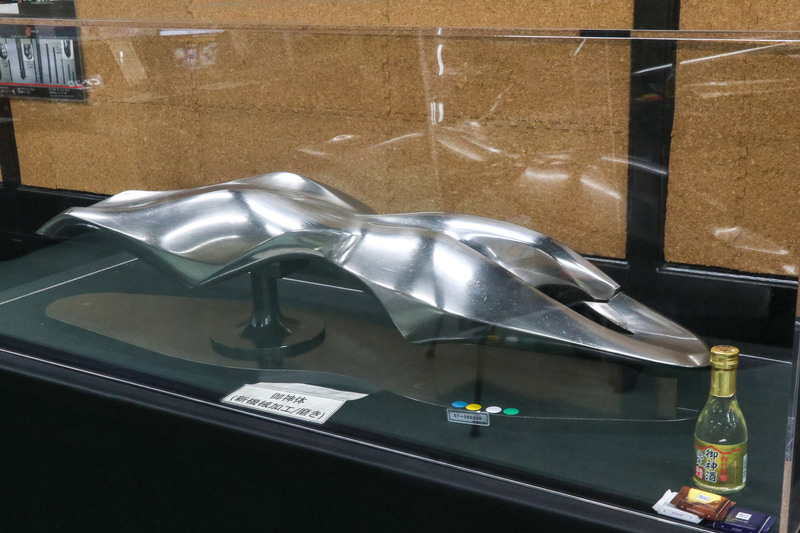 御神体と呼ぶチーターオブジェを再現したもの。写真左が以前の加工や磨きによるもので、右が新しい加工や磨きによるもの。右のほうが有機的ななめらかさが再現されている