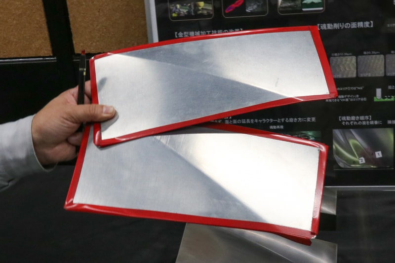 実際に新旧金型でプレスした板。キャラクターラインのエッジの立ち方が違うのが分かるだろう