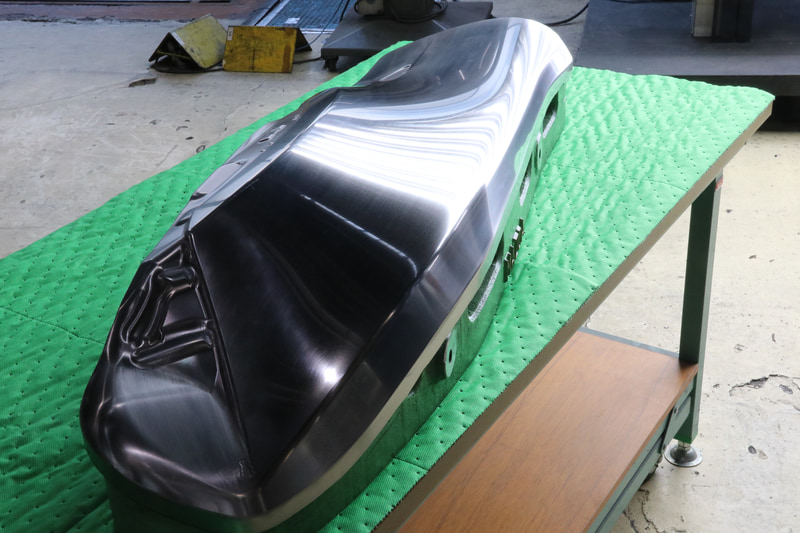 このぐらいまで磨き上げないとプレスしたときに磨き跡が浮き出てしまうのだと言う