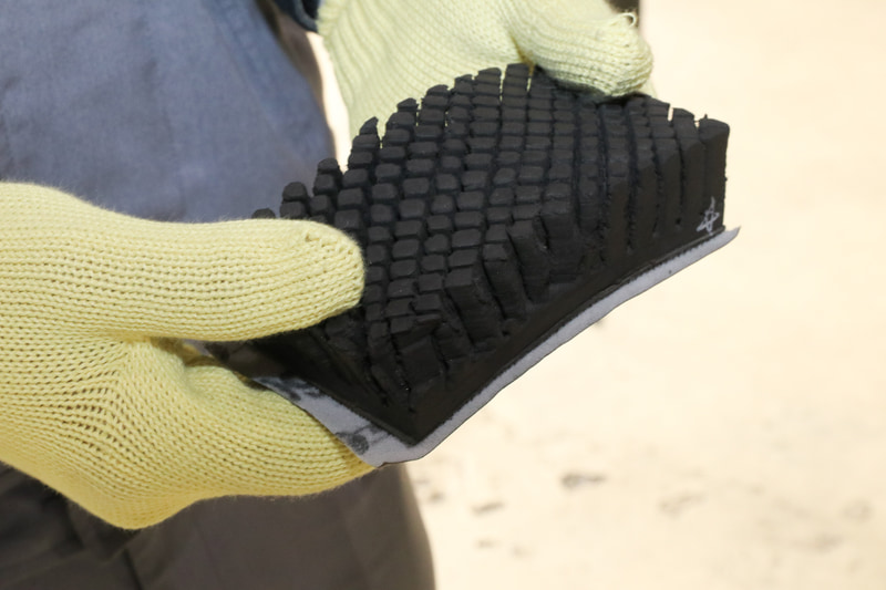 サンディングブロック。柔軟に曲がることで曲面の磨きにも対応する