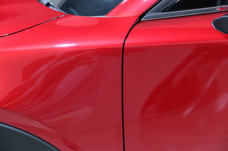 写真のCX-30ではボディの美しさを出すため、パネルとパネルの隙間を従来より狭い3.3mmにしているとのこと