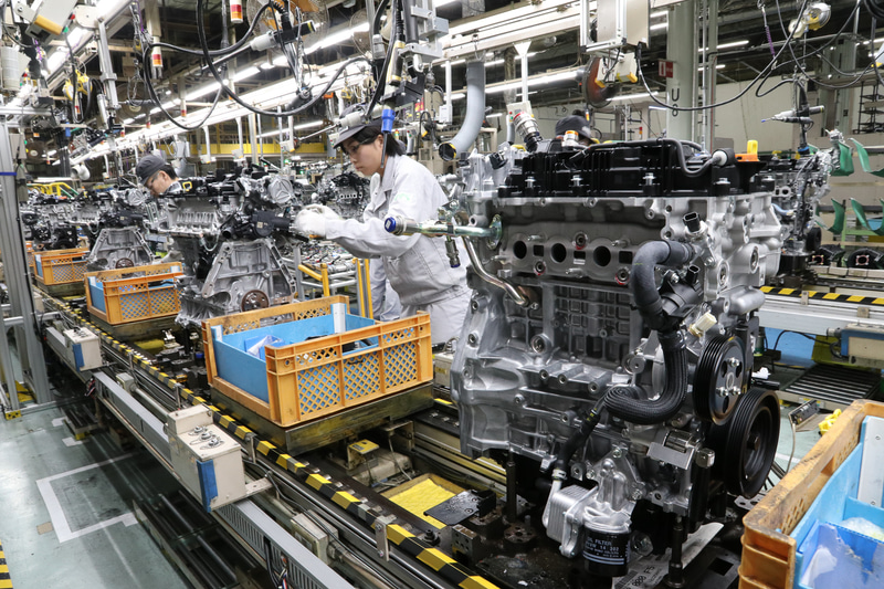 写真右手がSKYACTIV-Xエンジン。左手で作業中のものは別のエンジン。ラインにはさまざまなエンジンが混在して流れてくる