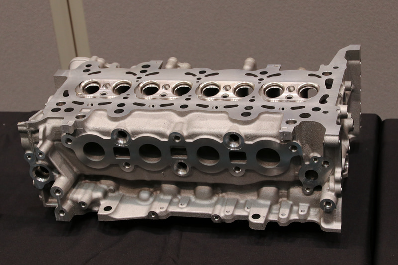 SKYACTIV-Xエンジンのヘッド部分。燃焼室が切削されているのが分かる。これにより燃焼室の容積を均一にしている。SKYACTIV-Gと比較してその精度は57％向上している