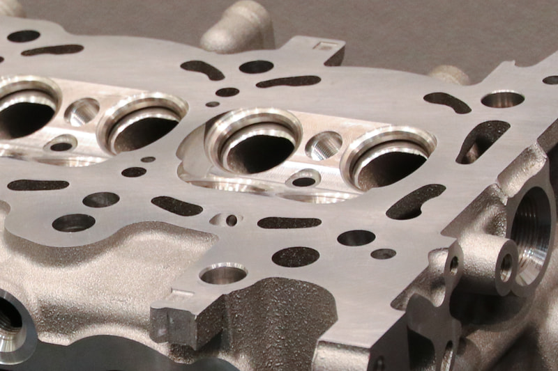 SKYACTIV-Xエンジンのヘッド部分。燃焼室が切削されているのが分かる。これにより燃焼室の容積を均一にしている。SKYACTIV-Gと比較してその精度は57％向上している