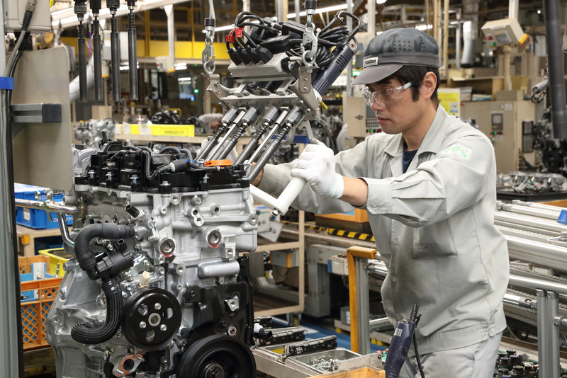 プラグを組み付けているところ。SKYACTIV-Xエンジンは斜めにプラグが入るのが特徴。規定トルクで締めるとプラグの電極の向きが正しい位置になるようになっている