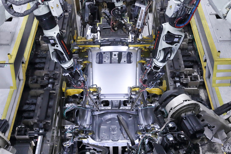 黄色の部分が車種ごとの治具で位置決めをし、複数の溶接アームが同時に溶接を行なうことでさまざまな車種に対応し、かつスピードを上げて効率化する