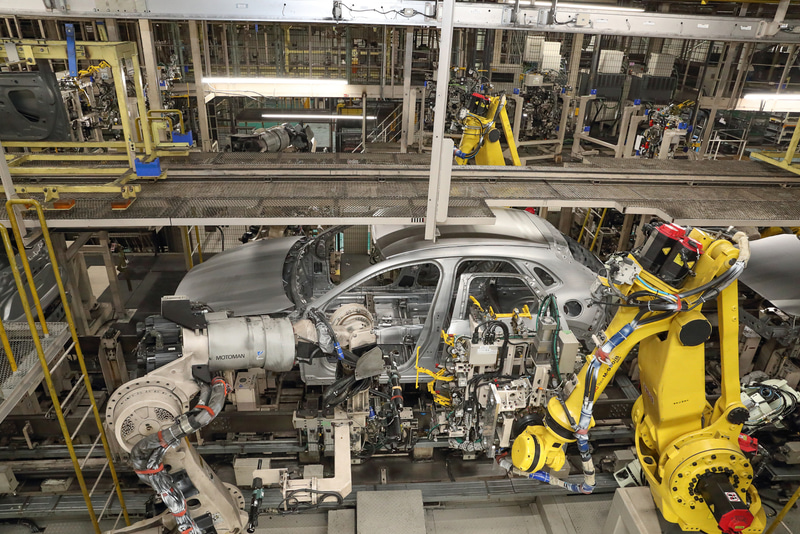 リアドアを装着しているところ。黄色いアーム部分が汎用で、ドアを保持しているベージュの部分が車種専用の治具になる