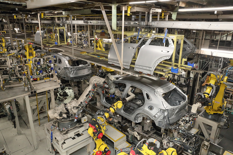 こちらはボンネットとリアゲートを装着しているところ。写真左上のほうに外した治具が置いてあるのが見える