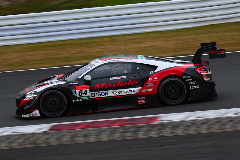 ナレイン・カーティケヤン選手は、確実なドライビングで後続を抑え優勝