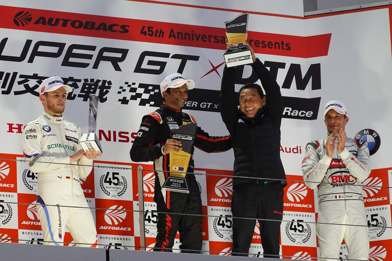 表彰台のナレイン・カーティケヤン選手と、中嶋悟監督