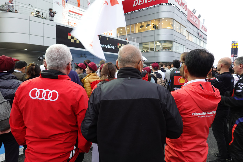 表彰台を見つめる、アウディ、SUPER GT、ホンダのスタッフ