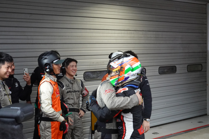 チームメイトの牧野選手やスタッフと喜び合う