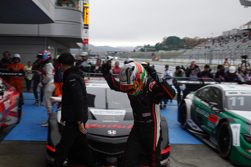 パルクフェルメに到着。ガッツポーズのナレイン・カーティケヤン選手