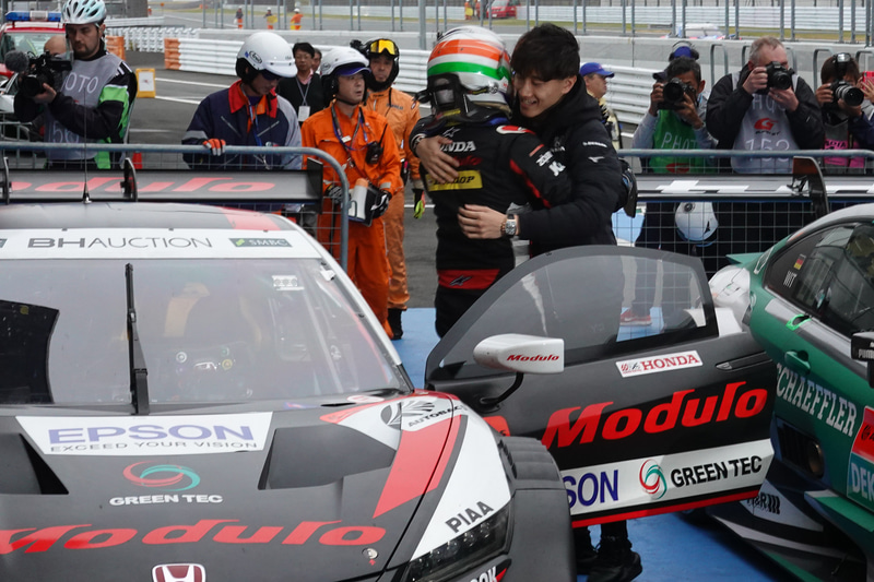 チームメイトの牧野選手やスタッフと喜び合う