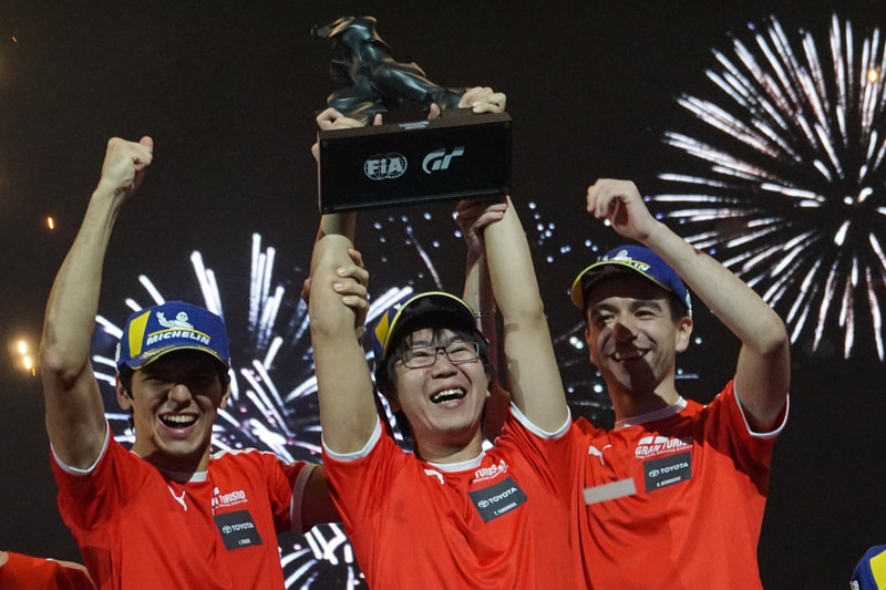 イゴール・フラガ選手、山中智瑛選手、ライアン・デルッシュ選手の3名によるトヨタチームが2019年のマニュファクチャラーシリーズチャンピオンを獲得