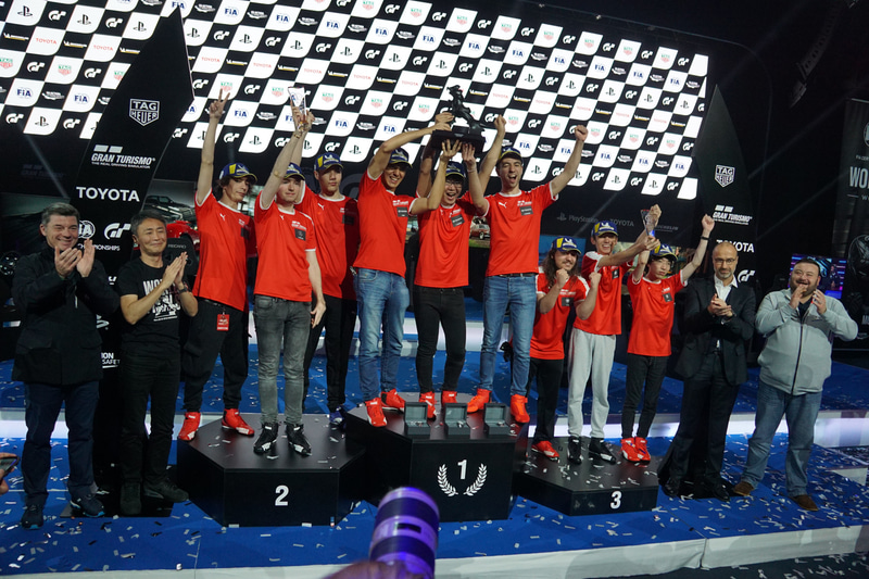 2019ワールドファイナル モナコ マニュファクチャラーシリーズの表彰台。（写真は左から2位メルセデス・ベンツチーム、チャンピオンのトヨタチーム、3位アルファ ロメオチーム）