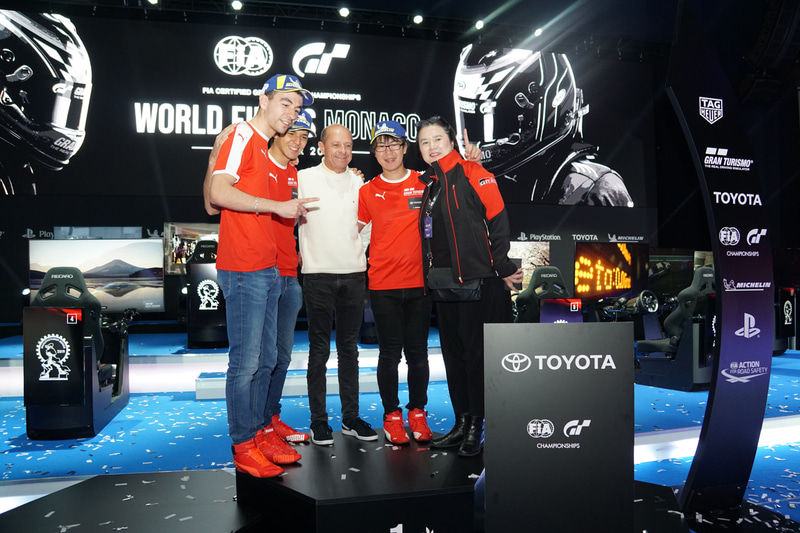 トヨタチーム関係者との記念撮影