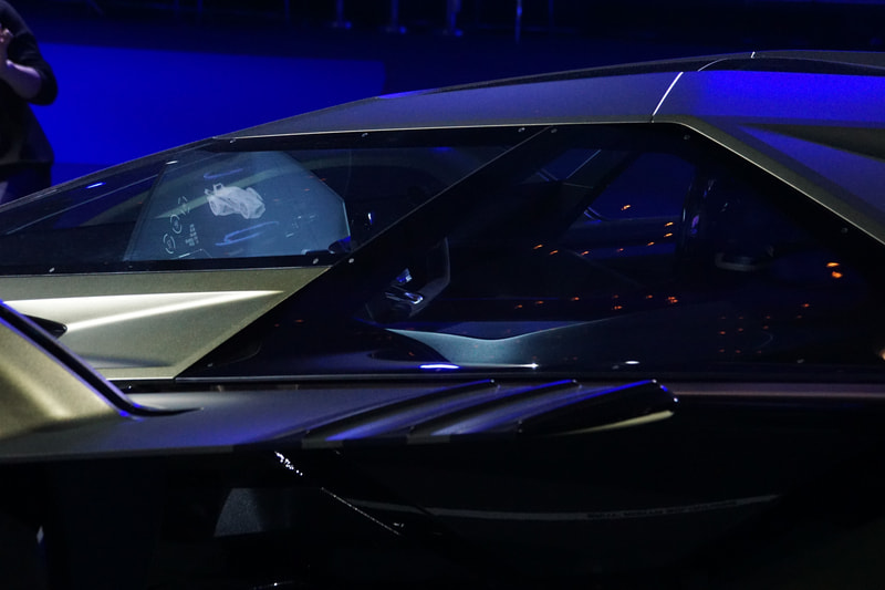 ドライバーはジェット戦闘機のパイロットのように、クルマの前方からキャビンにアクセスする