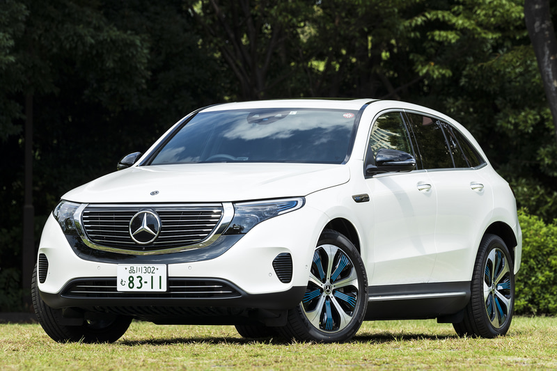 試乗車はEQC 400 4MATIC（1080万円）。ボディサイズは4761×1884×1628mm（全長×全幅×全高。数値はすべて欧州参考値）、ホイールベースは2863mm。最高出力300kW（408PS）、最大トルク765Nmを発生するモーターを前後に搭載し、0-100km加速は5.1秒を誇る。車両重量は2495kgで、うち652kgが80kWhのリチウムイオンバッテリーの重量となる