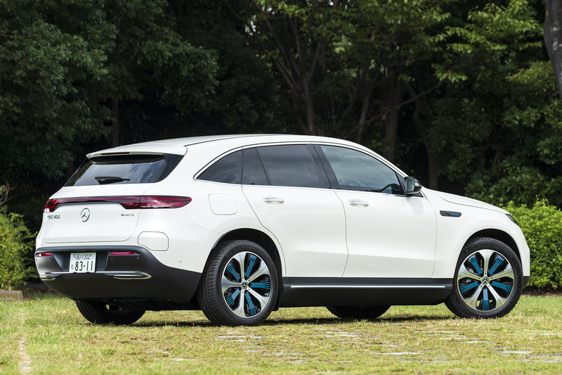 試乗車はEQC 400 4MATIC（1080万円）。ボディサイズは4761×1884×1628mm（全長×全幅×全高。数値はすべて欧州参考値）、ホイールベースは2863mm。最高出力300kW（408PS）、最大トルク765Nmを発生するモーターを前後に搭載し、0-100km加速は5.1秒を誇る。車両重量は2495kgで、うち652kgが80kWhのリチウムイオンバッテリーの重量となる