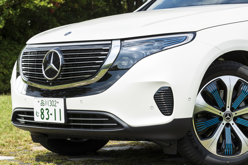 特徴的なフロントグリルデザインのEQC。ヘッドライトやウインカー、リアコンビネーションランプといった灯火類はすべてLEDを採用する。レーダーセーフティパッケージやアクティブブレーキアシストなど、先進安全装備は標準装備