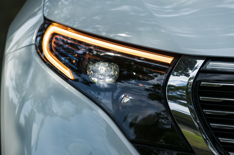 特徴的なフロントグリルデザインのEQC。ヘッドライトやウインカー、リアコンビネーションランプといった灯火類はすべてLEDを採用する。レーダーセーフティパッケージやアクティブブレーキアシストなど、先進安全装備は標準装備