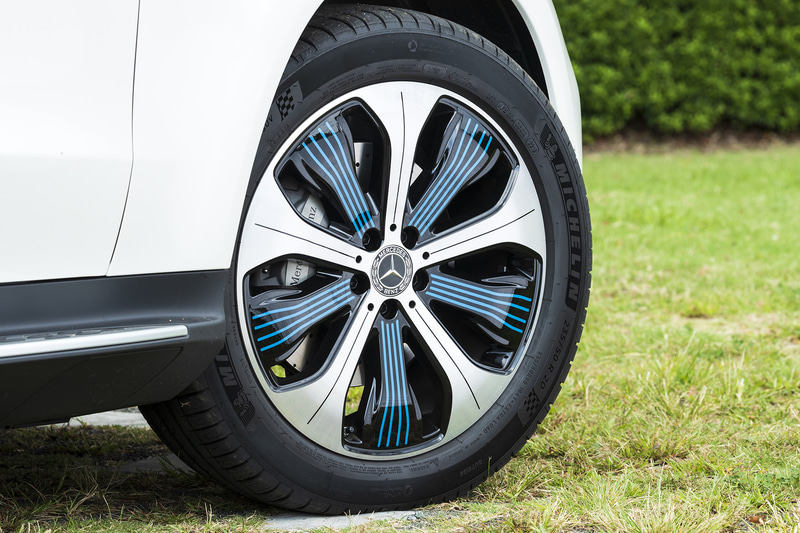 先進性やクリーンさをイメージさせるブルーアクセント入りの20インチ10スポークアルミホイール。タイヤはミシュラン「パイロット スポーツ 4 SUV」（フロント：235/50R20、リア：255/45R20）