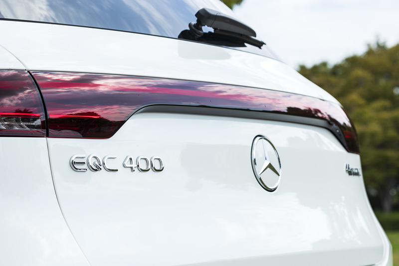 EQCのロゴは少し丸みを帯びたデザイン