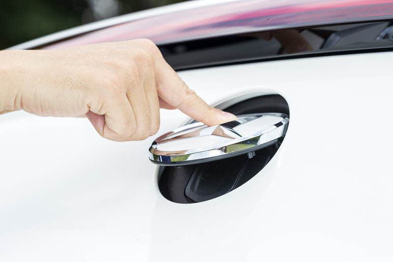 ラゲッジへはリアのスリーポインテッドスターのエンブレムを押してアクセスする