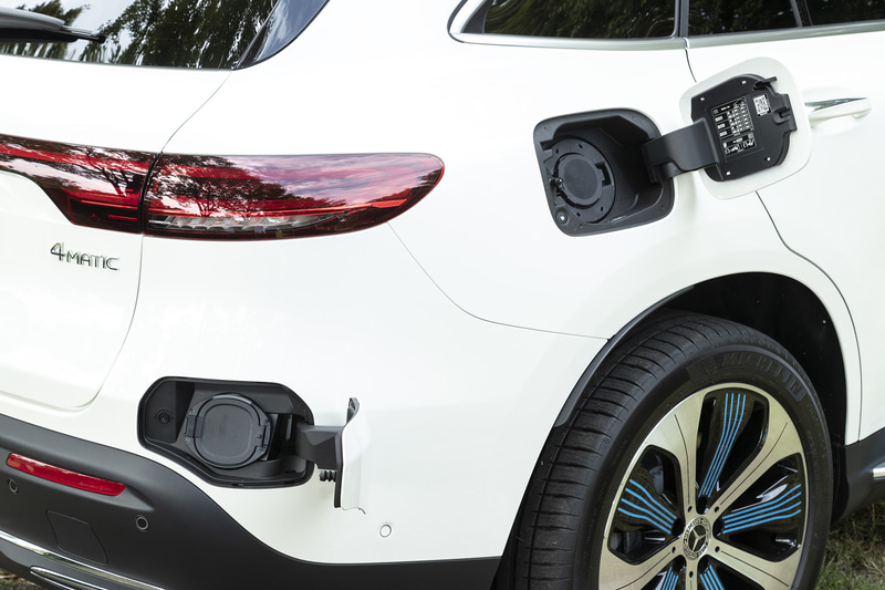 運転席側のリアバンパー＆フェンダー部に普通充電と急速充電のポートを配置。充電完了までの時間は普通充電で約13時間、急速充電で約80分となる