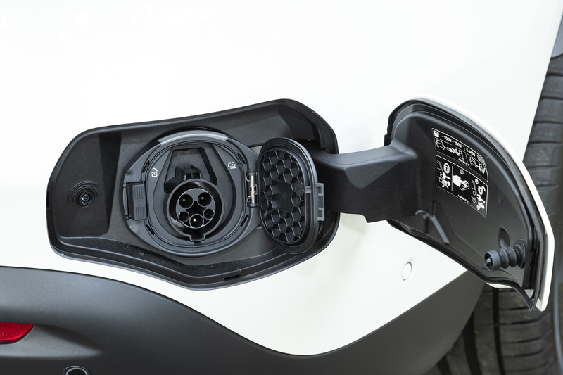 運転席側のリアバンパー＆フェンダー部に普通充電と急速充電のポートを配置。充電完了までの時間は普通充電で約13時間、急速充電で約80分となる