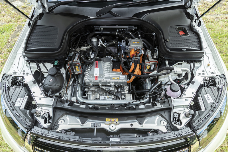 ボンネットの大きなカバー下に電動化モジュールを搭載