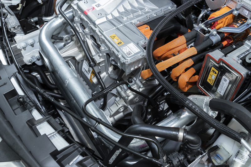 スチール製のサブフレームが電動化モジュールをぐるりと囲んで保護すると同時に、前面衝突時の衝突エネルギーを分散させる役割も備える