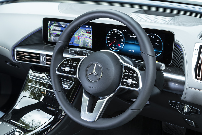 ステアリングやCOMANDシステムなどの操作系はメルセデス・ベンツの他モデルとほぼ変わらない