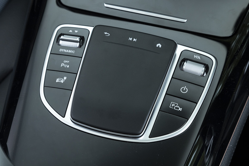 ステアリングやCOMANDシステムなどの操作系はメルセデス・ベンツの他モデルとほぼ変わらない