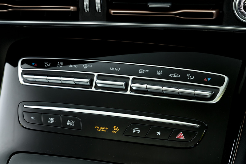 ステアリングやCOMANDシステムなどの操作系はメルセデス・ベンツの他モデルとほぼ変わらない