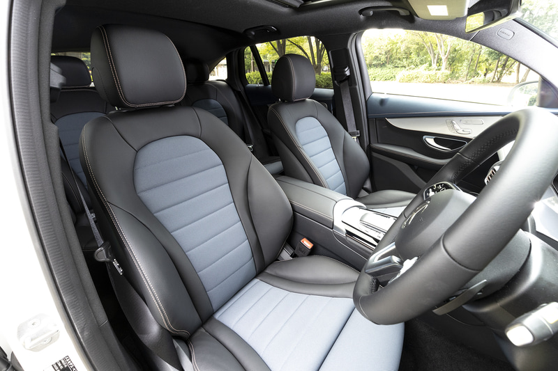 淡いブルーを用いたシートやサンルーフで明るい室内