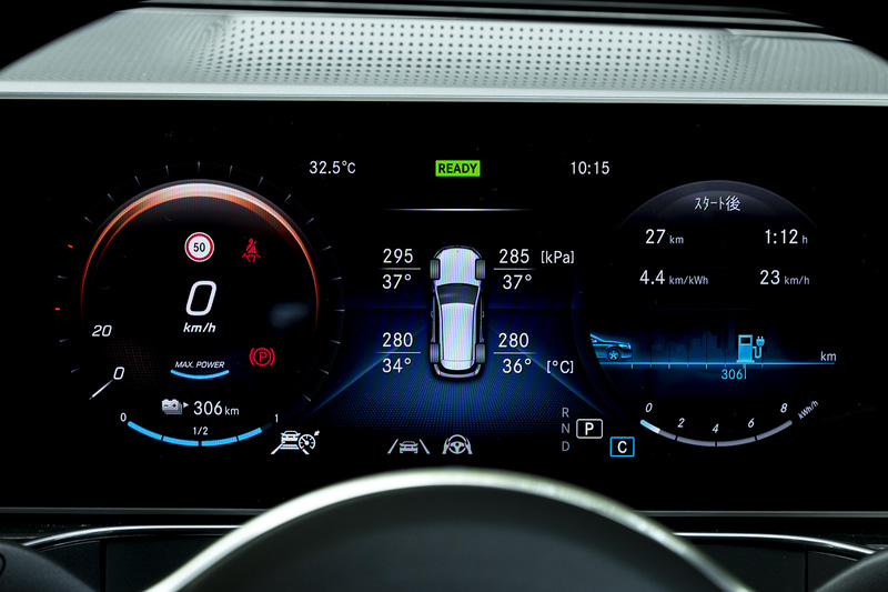 メーターの表示テーマを変更したり、タイヤ空気圧などの車両情報を表示することもできる