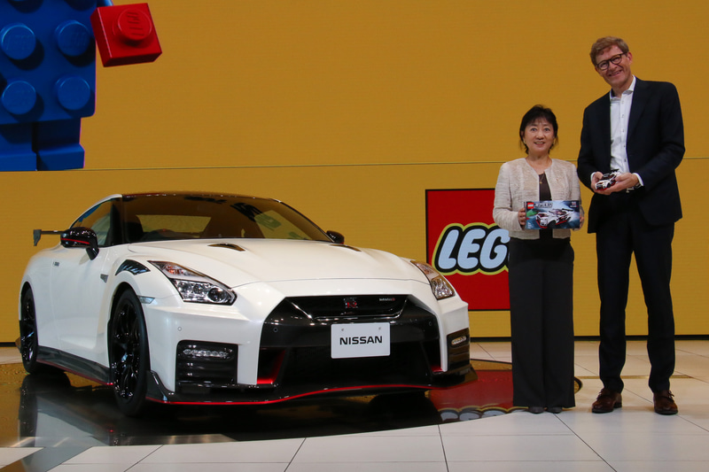 レゴの新製品「NISSAN GT-R NISMO」発表会で登壇した日産自動車株式会社 執行役副社長 星野朝子氏（左）とLEGO Group CEO ニールス・ビー・クリスチャンセン氏（右）