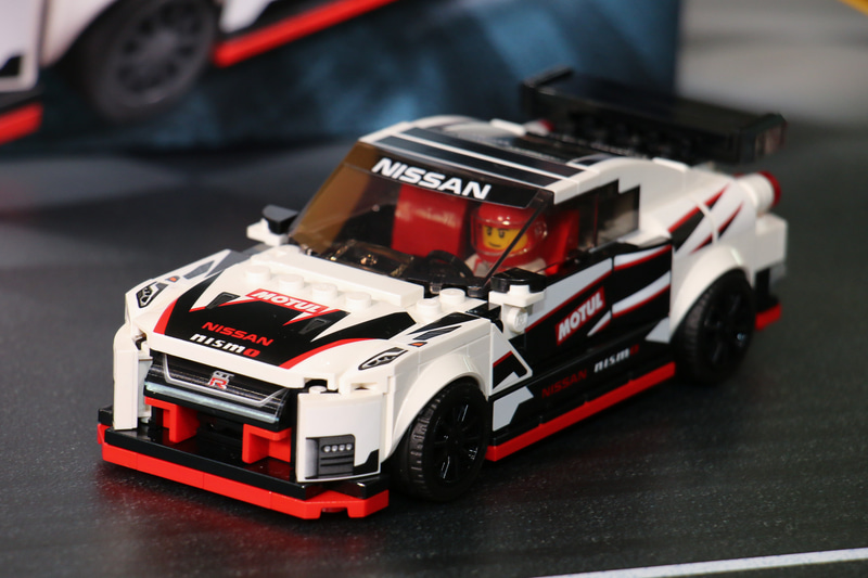 レゴのNISSAN GT-R NISMOは298個のパーツで構成され、重量は193g