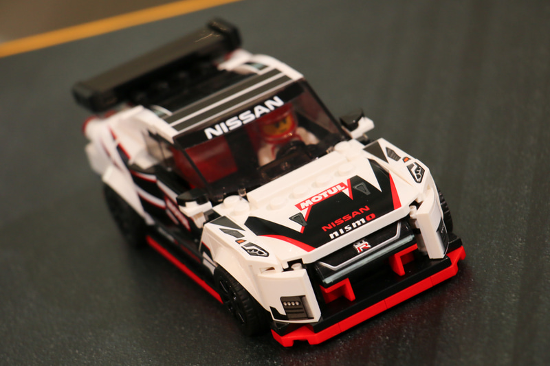レゴのNISSAN GT-R NISMOは298個のパーツで構成され、重量は193g