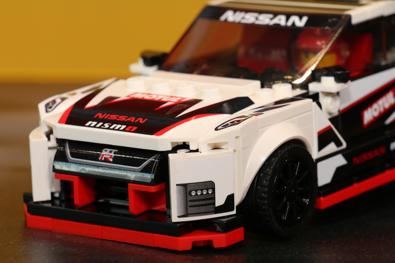 GT-R NISMOの細部に至るまでレゴのブロックを使ってしっかりと再現されている