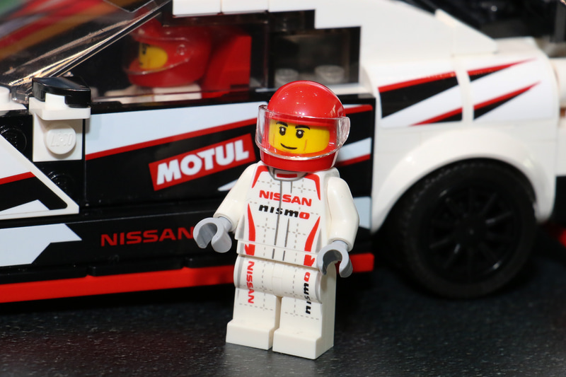 NISSAN GT-R NISMOにはNISMO仕様のレーシングスーツを着用した「ミニフィグ」も1体付属。ヘルメットバイザーも可動する本格的な仕上がりだ