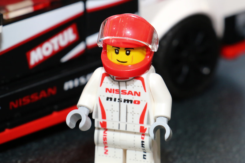 NISSAN GT-R NISMOにはNISMO仕様のレーシングスーツを着用した「ミニフィグ」も1体付属。ヘルメットバイザーも可動する本格的な仕上がりだ