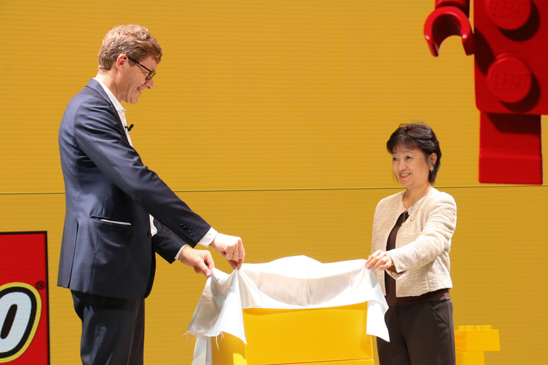 クリスチャンセン氏のプレゼンテーション後、星野氏と2人で新製品であるNISSAN GT-R NISMOをアンベール