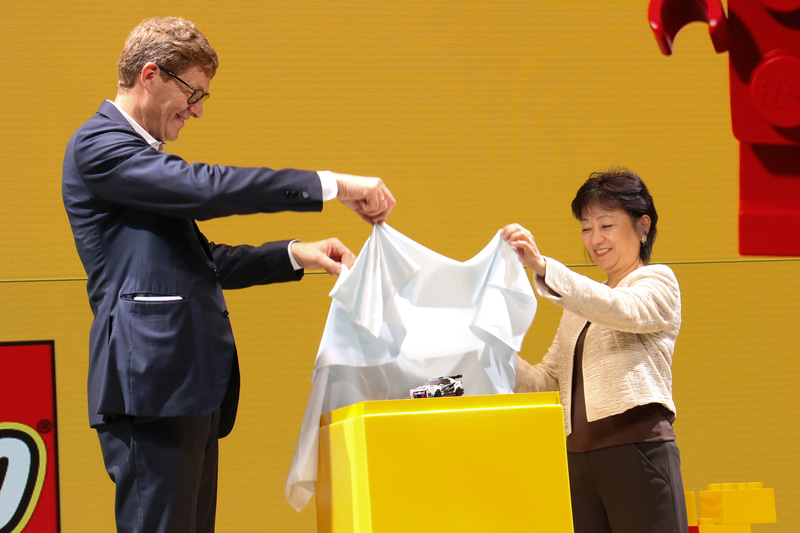 クリスチャンセン氏のプレゼンテーション後、星野氏と2人で新製品であるNISSAN GT-R NISMOをアンベール