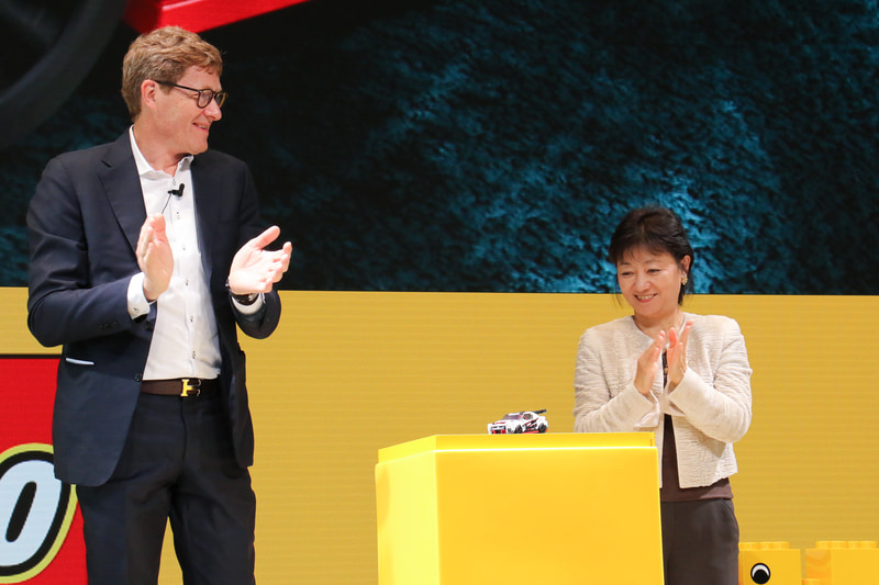 クリスチャンセン氏のプレゼンテーション後、星野氏と2人で新製品であるNISSAN GT-R NISMOをアンベール