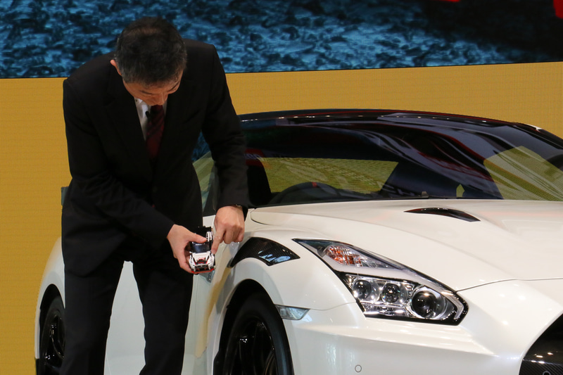 日産 田村氏の注目ポイントはフロントフェンダーのカーボン製ダクト。レゴ製品でもステッカーでしっかりと再現されている