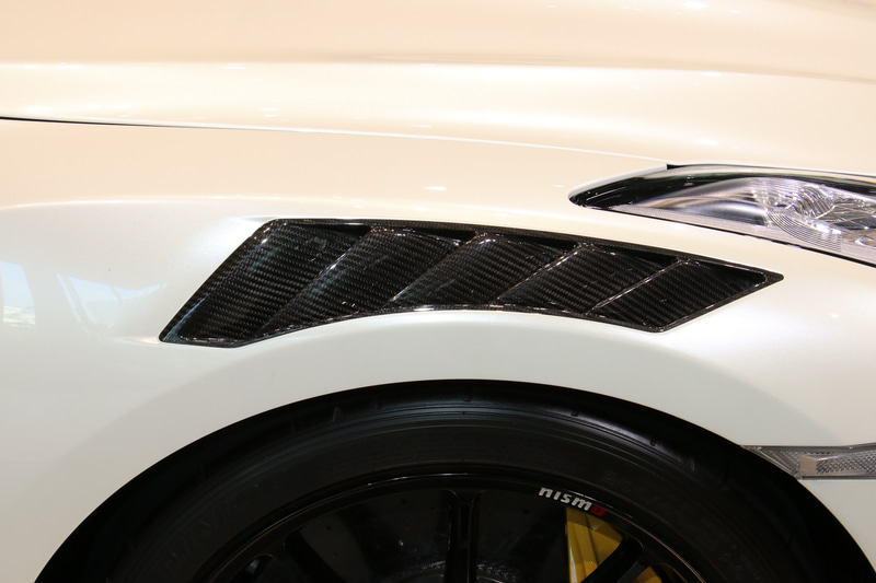 日産 田村氏の注目ポイントはフロントフェンダーのカーボン製ダクト。レゴ製品でもステッカーでしっかりと再現されている