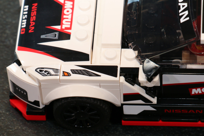 日産 田村氏の注目ポイントはフロントフェンダーのカーボン製ダクト。レゴ製品でもステッカーでしっかりと再現されている